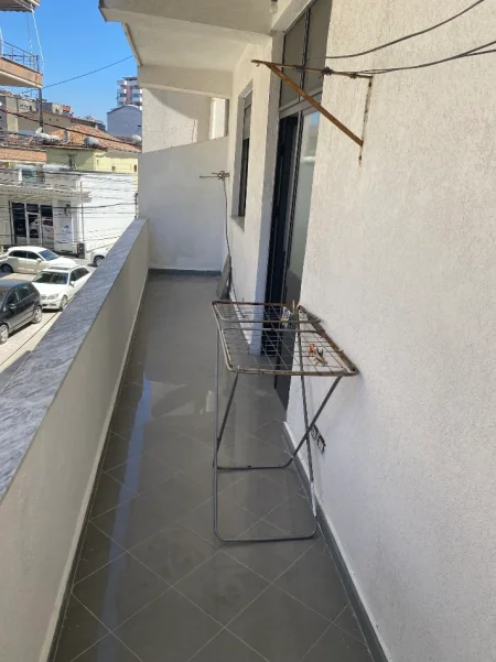 Durres, jepet me qera shtepi 2+1+Aneks+Ballkon Kati 2, 100 m² 500 € (Rruga kumini mbrapa pallatit te kultures)