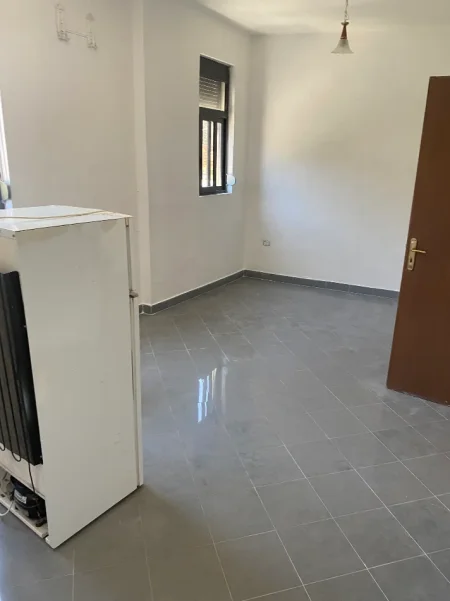 Durres, jepet me qera shtepi 2+1+Aneks+Ballkon Kati 2, 100 m² 500 € (Rruga kumini mbrapa pallatit te kultures)