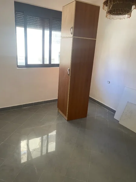 Durres, jepet me qera shtepi 2+1+Aneks+Ballkon Kati 2, 100 m² 500 € (Rruga kumini mbrapa pallatit te kultures)