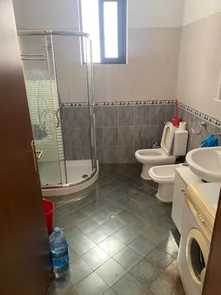 Durres, jepet me qera shtepi 2+1+Aneks+Ballkon Kati 2, 100 m² 500 € (Rruga kumini mbrapa pallatit te kultures)