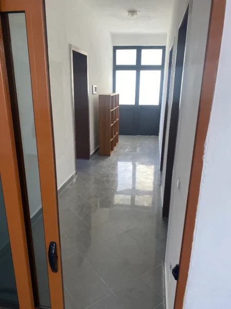 Durres, jepet me qera shtepi 2+1+Aneks+Ballkon Kati 2, 100 m² 500 € (Rruga kumini mbrapa pallatit te kultures)