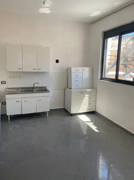 Durres, jepet me qera shtepi 2+1+Aneks+Ballkon Kati 2, 100 m² 500 € (Rruga kumini mbrapa pallatit te kultures)