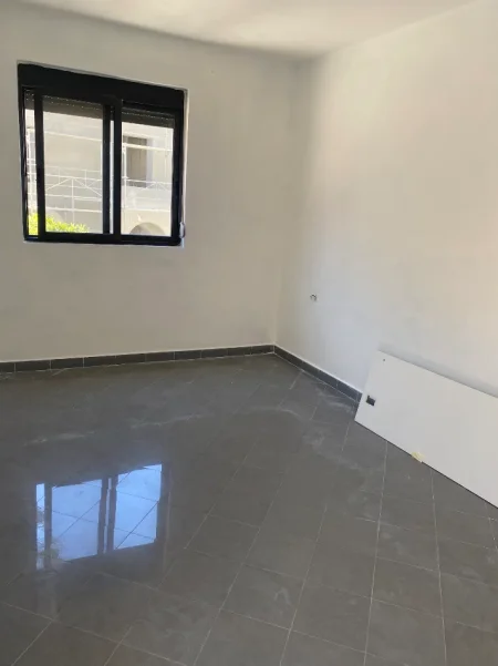 Durres, jepet me qera shtepi 2+1+Aneks+Ballkon Kati 2, 100 m² 500 € (Rruga kumini mbrapa pallatit te kultures)