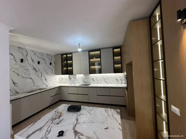 Tirane, jepet me qera Vile 5+1+Ballkon Kati 4, 295 m² 1.500 € (Islam Rusi)