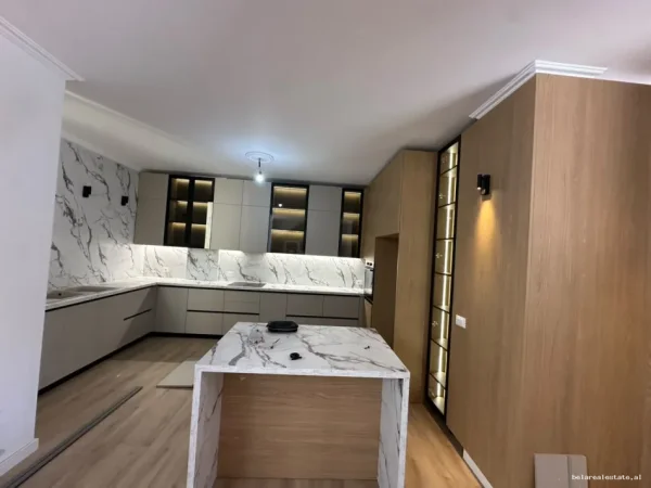 Tirane, jepet me qera Vile 5+1+Ballkon Kati 4, 295 m² 1.500 € (Islam Rusi)