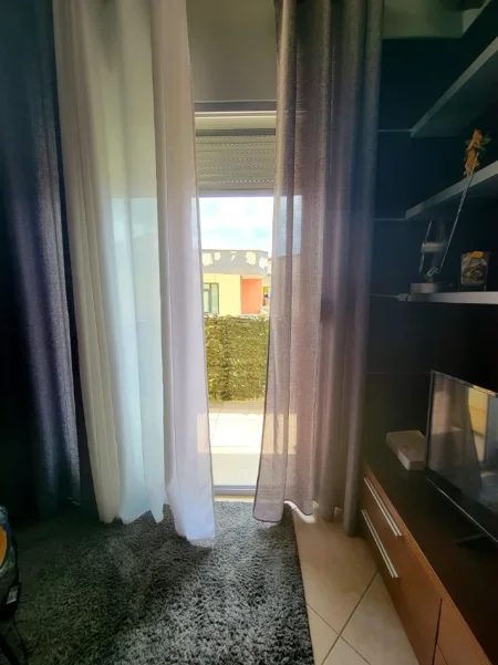 Tirane, jepet me qera apartament 1+1+Ballkon Kati 1, 70 m² 500 € (Rruga Kostaq Cipo)