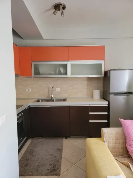 Tirane, jepet me qera apartament 1+1+Ballkon Kati 1, 70 m² 500 € (Rruga Kostaq Cipo)