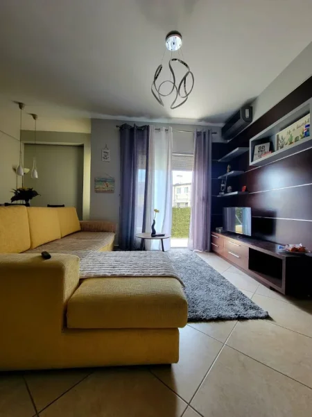 Tirane, jepet me qera apartament 1+1+Ballkon Kati 1, 70 m² 500 € (Rruga Kostaq Cipo)