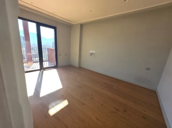 Tirane, jepet me qera zyre Kati 21, 140 m² 2.000 € (Garden Building ,Rruga e Kavajes)