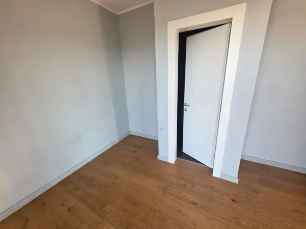 Tirane, jepet me qera zyre Kati 21, 140 m² 2.000 € (Garden Building ,Rruga e Kavajes)