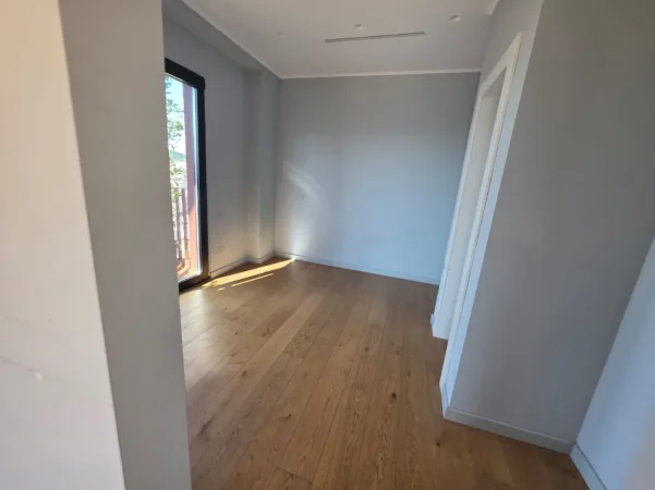 Tirane, jepet me qera zyre Kati 21, 140 m² 2.000 € (Garden Building ,Rruga e Kavajes)
