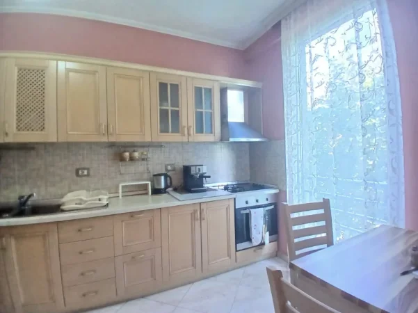 Tirane, jepet me qera apartament 1+1 Kati 4, 72 m² 530 € (Fondi Besa ,Rruga Dritan Hoxha)