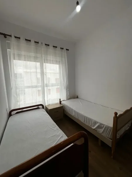 Tirane, jepet me qera apartament 2+1+Ballkon Kati 7, 111 m² 450 € (Ali Demi)