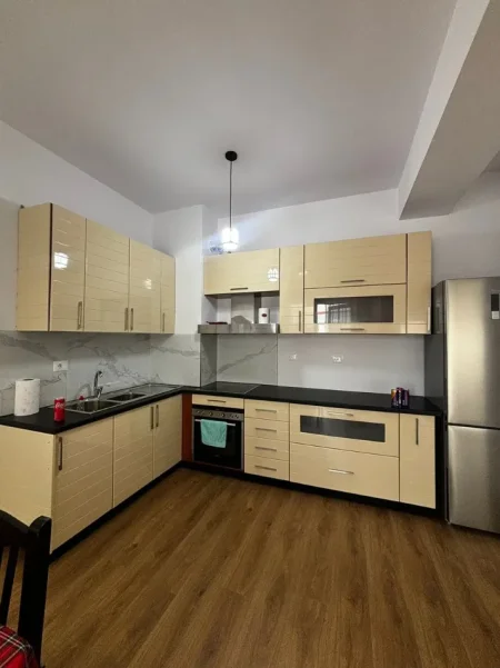 Tirane, jepet me qera apartament 2+1+Ballkon Kati 7, 111 m² 450 € (Ali Demi)
