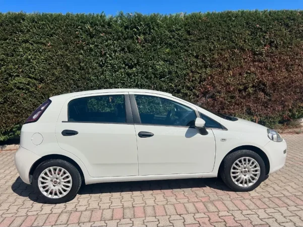 Durres, japim me qera makine Fiat grande punto Benzin, e bardhë manuale Kondicioner 182.056 km,  25 €