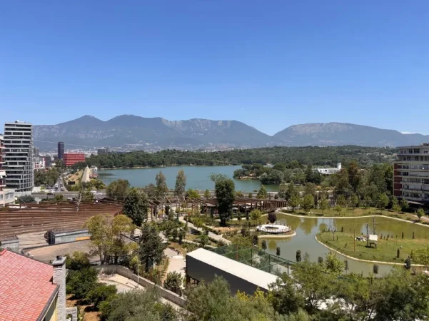Shitet nga Pronari, apartament shume i qete, me pamje fantastike nga liqeni 3+1+Ballkon, Kati 4 me ashensor, 135 m² 455.000 € (Kopshti Zoologjik)