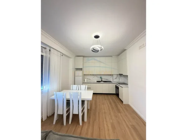 Tirane, jepet me qera apartament 2+1+Ballkon Kati 4, 102 m² 600 € (Golden Park 3)