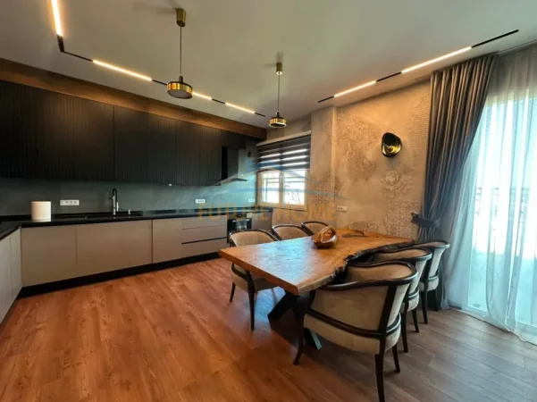 Tirane, jepet me qera apartament 2+1+Ballkon , 200 m² (Prane Kompleksit Delijorgji)