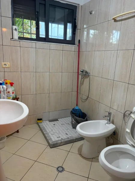 Apartament 1+1 me qira ditore në Golem – Vetëm 70 m nga deti
