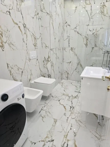 Tirane, jepet me qera apartament 1+1 , 550 € (PASKUQAN)