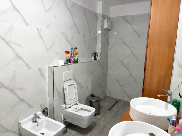 Tirane, jepet me qera Apartament 1+1 Kati 3, Mobiluar, Ashensor,65 m²,Çmimi 50.000 Lekë të Reja, tek  Rruga Dibrës, Tiranë