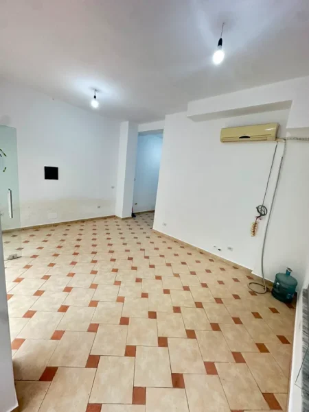 Tirane, jepet me qera dyqan Kati 0, 40 m² 250 € (Rruga teleferikut)