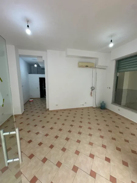 Tirane, jepet me qera dyqan Kati 0, 40 m² 250 € (Rruga teleferikut)