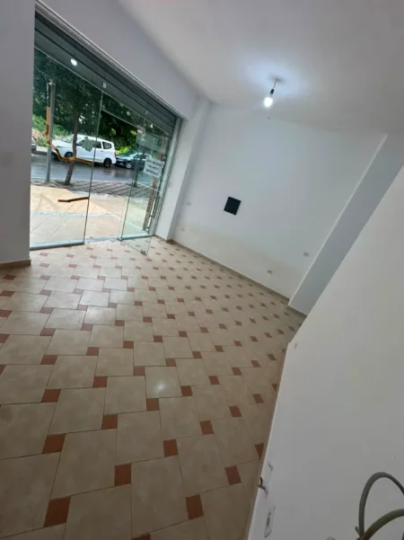 Tirane, jepet me qera dyqan Kati 0, 40 m² 250 € (Rruga teleferikut)