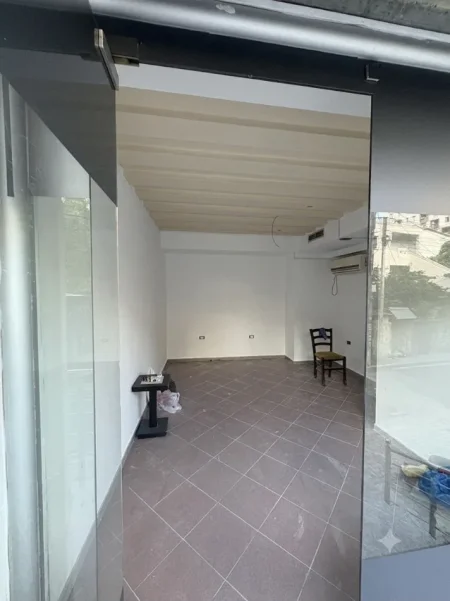 Tirane, jepet me qera dyqan Kati 1, 20 m² 400 € (Rruga Myslym Shyri)