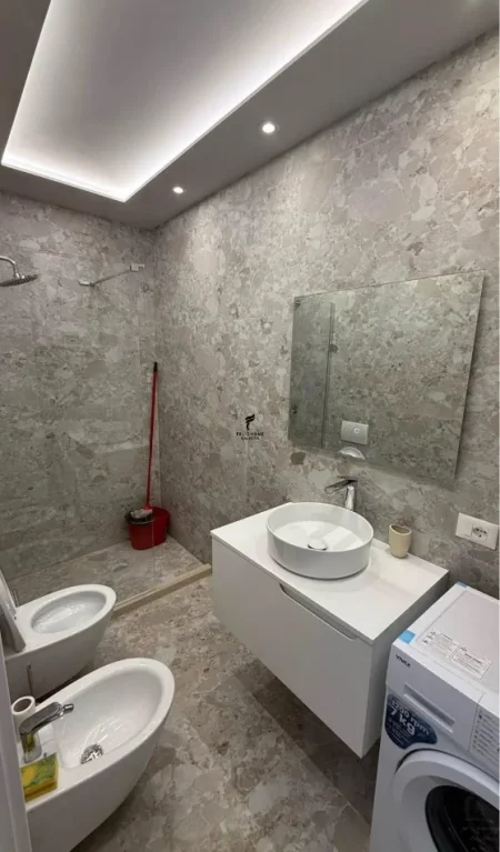 Tirane, jepet me qera apartament 1+1 Kati 2, 50 m² 600 € (BRRYLI)