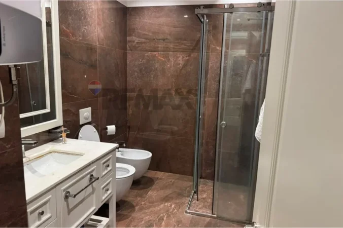 Tirane, jepet me qera apartament 2+1 Kati 8, 122 m² 2.000 € (Ambasador 3)