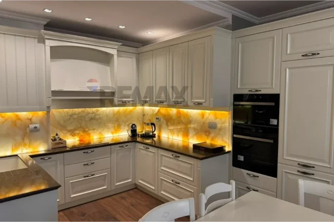 Tirane, jepet me qera apartament 2+1 Kati 8, 122 m² 2.000 € (Ambasador 3)