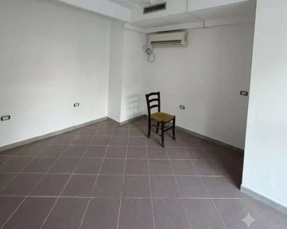 Tirane, jepet me qera dyqan Kati 0, 20 m² 400 € (rruga myslym shyri)