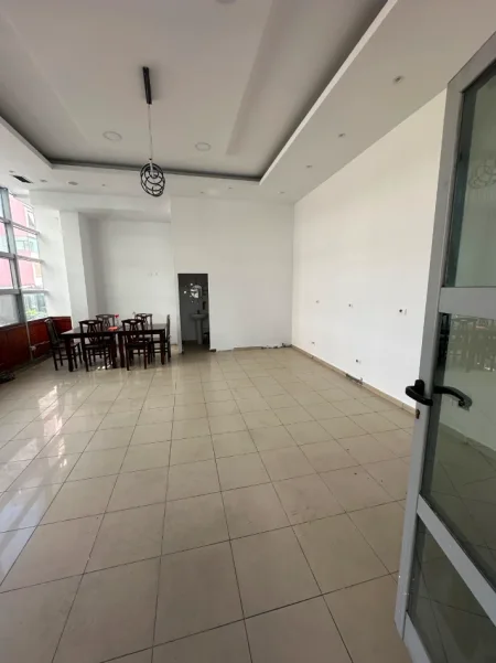 Tirane, jepet me qera ambjent biznesi Kati 0, 100 m² 1.000 € (Zogu i Zi)