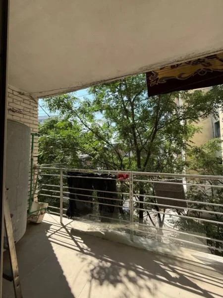 Tirane, Jepet me qera apartament 2+1 i mobiluar te 21 Dhjetori per 500 mije lek/muaj