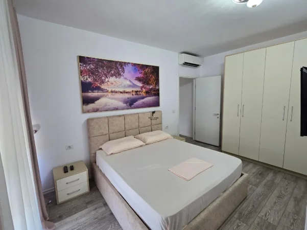 Tirane, jepet me qera apartament 1+1 Kati 3, 65 m² 600 € (ALI DEMI)