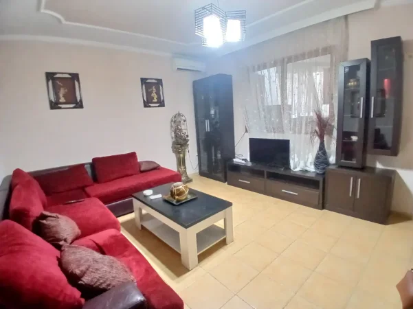 Tirane, jepet me qera apartament 2+1+Aneks+Ballkon Kati 1, 80 m² 400 € (Bkt)