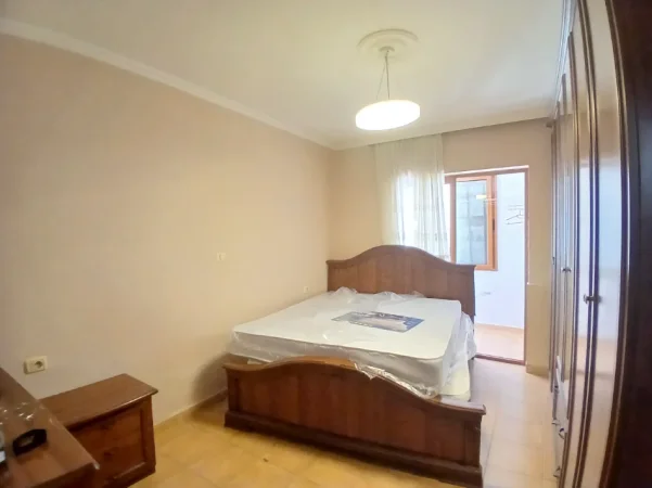 Tirane, jepet me qera apartament 2+1+Aneks+Ballkon Kati 1, 80 m² 400 € (Bkt)
