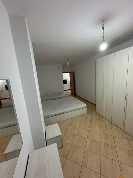 Tirane, jepet me qera apartament 1+1 Kati 3, 67 m² 450 € (Rruga Foto Xhavella)