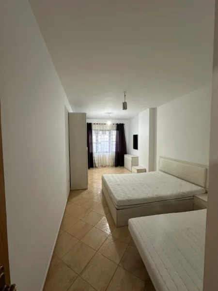 Tirane, jepet me qera apartament 1+1 Kati 3, 67 m² 450 € (Rruga Foto Xhavella)