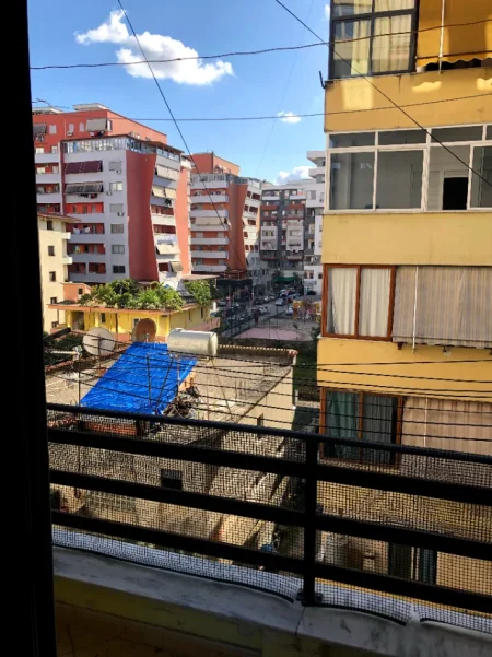 Tirane, jepet me qera apartament 1+1 Kati 3, 67 m² 450 € (Rruga Foto Xhavella)