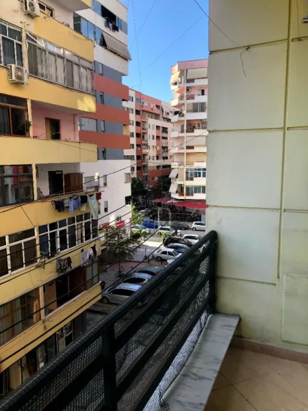 Tirane, jepet me qera apartament 1+1 Kati 3, 67 m² 450 € (Rruga Foto Xhavella)
