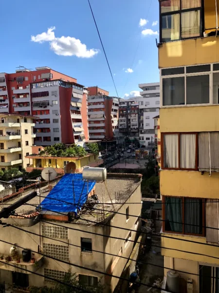 Tirane, jepet me qera apartament 1+1 Kati 3, 67 m² 450 € (Rruga Foto Xhavella)