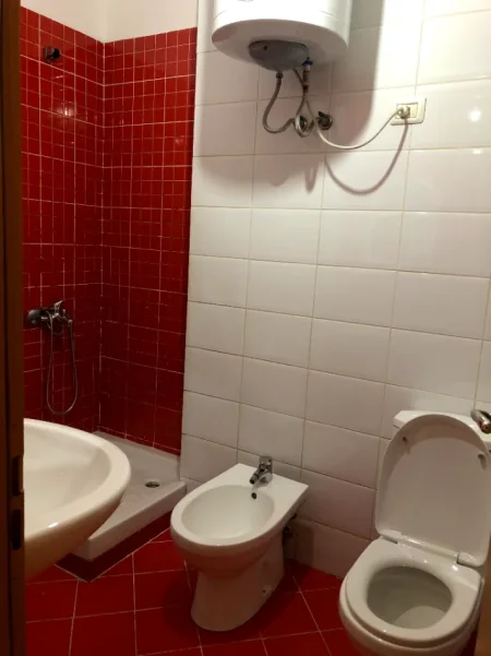 Tirane, jepet me qera apartament 1+1 Kati 3, 67 m² 450 € (Rruga Foto Xhavella)