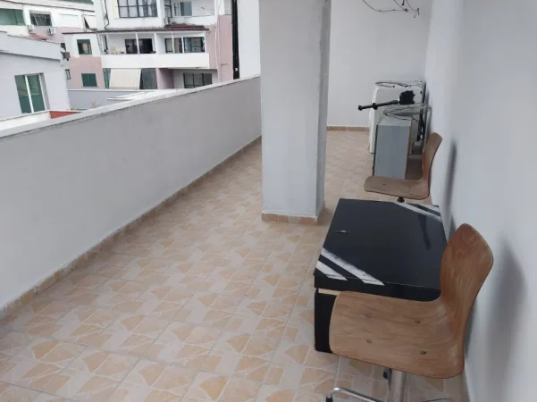 Tirane, jepet me qera apartament 1+1+Ballkon Kati 5, 70 m² 320 € (Rruga Muhamed Deliu)