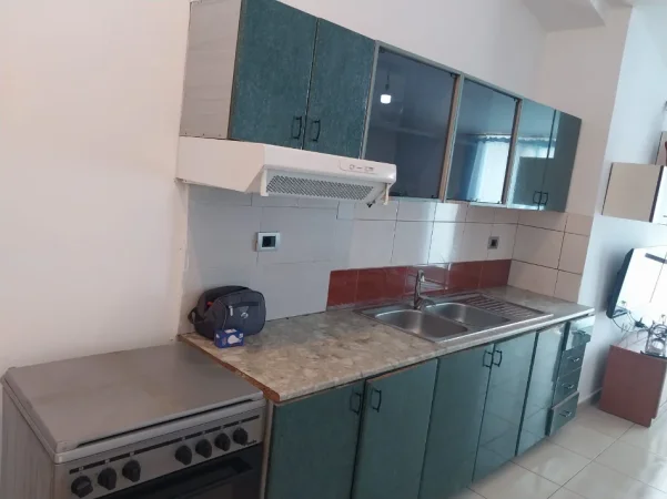 Tirane, jepet me qera apartament 1+1+Ballkon Kati 5, 70 m² 320 € (Rruga Muhamed Deliu)