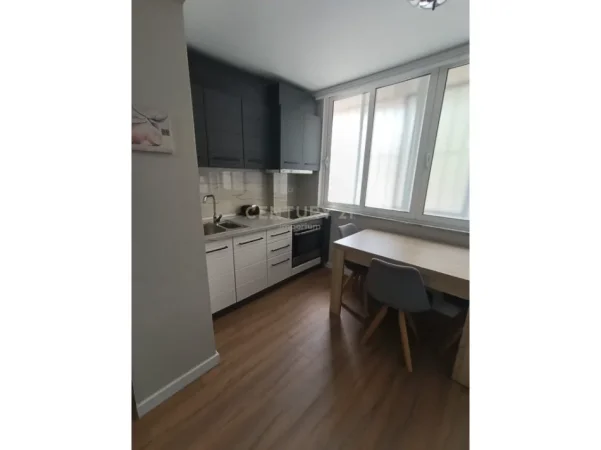 Tirane, jepet me qera apartament 2+1 Kati 1, 75 m² 750 € (blloku prane frutza)