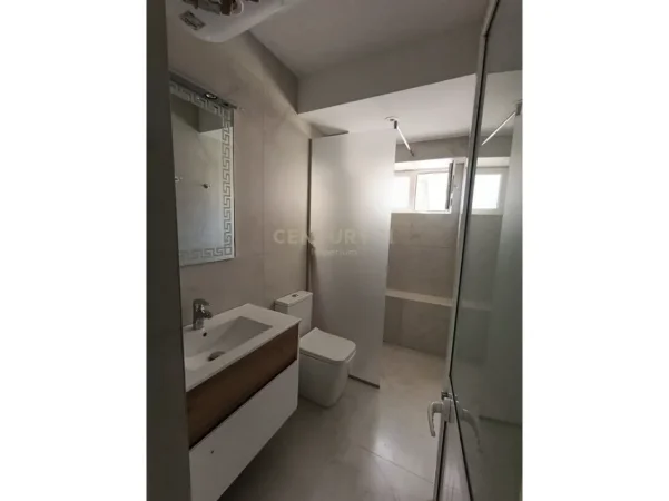 Tirane, jepet me qera apartament 2+1 Kati 1, 75 m² 750 € (blloku prane frutza)