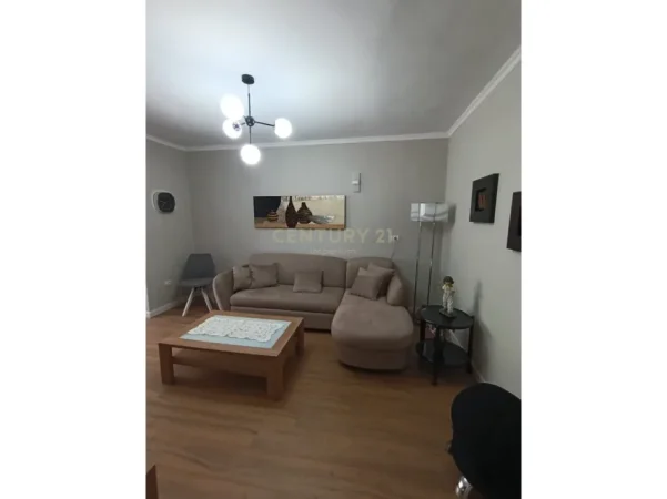 Tirane, jepet me qera apartament 2+1 Kati 1, 75 m² 750 € (blloku prane frutza)