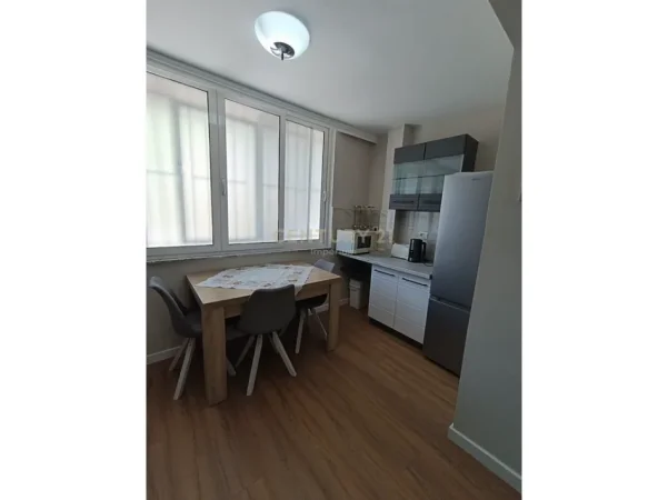 Tirane, jepet me qera apartament 2+1 Kati 1, 75 m² 750 € (blloku prane frutza)